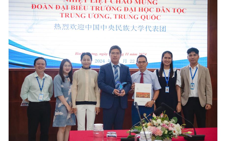 Tiếp và làm việc với đoàn công tác Trường Đại học Dân tộc Trung ương Trung Quốc